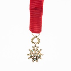 Très belle médaille d’officier de la Légion d’Honneur en or, diamants, émeraudes et émail.