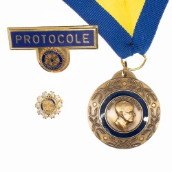 Ensemble du Rotary International composé d’une médaille au profil de Paul Harris Fellow, un insigne du protocole.