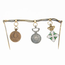 Chainette à épingle de trois médailles miniatures comportant :