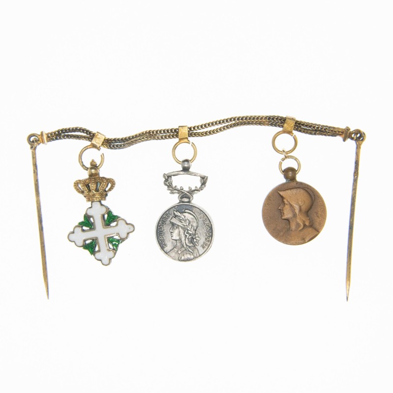 Chainette à épingle de trois médailles miniatures comportant :