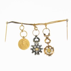 Ensemble de trois médaille miniature de luxe sur chainette à épingle en or poinçonnée à l’aigle :