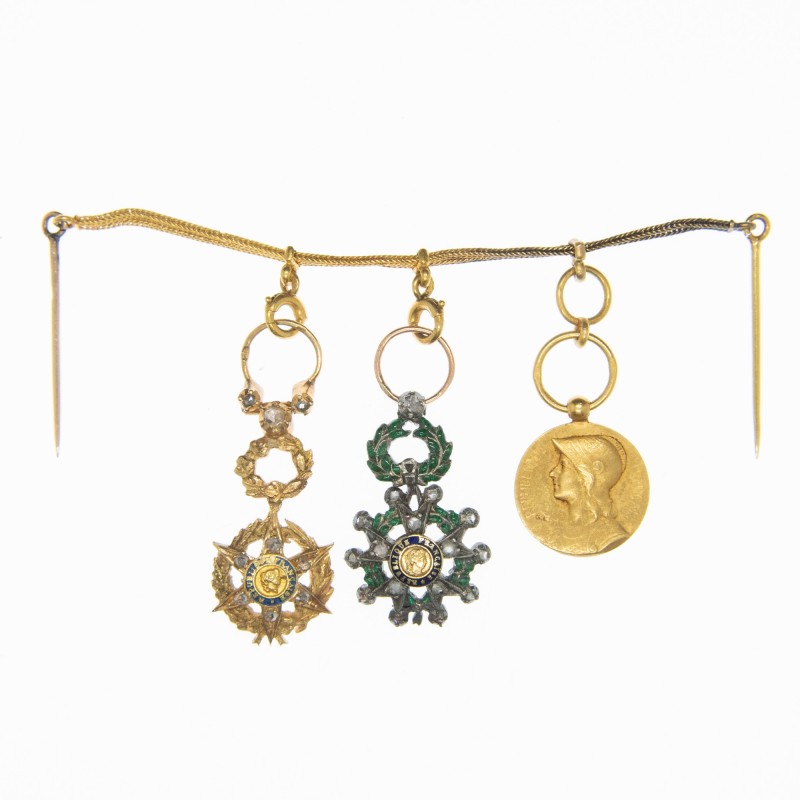 Ensemble de trois médaille miniature de luxe sur chainette à épingle en or poinçonnée à l’aigle :