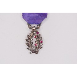 Belle médaille miniature des palmes académiques avec diamant et rubis.