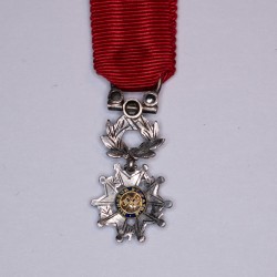 Miniature medal of the Legion of Honour of the third republic with diamonds with a beaker.