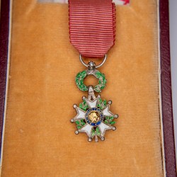 Médaille miniature de la légion d'honneur avec un brillant.