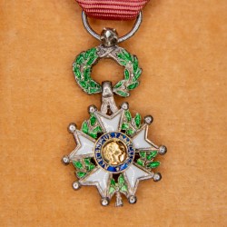 Médaille miniature de la légion d'honneur avec un brillant.