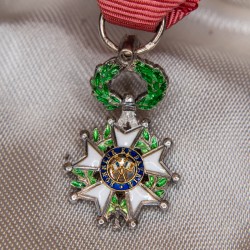 Médaille miniature de la légion d'honneur avec un brillant.