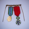 Chainette de miniature avec médaille de légion d’honneur d’officier et médaille commémorative de la Guerre de 1939 - 1945.