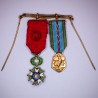 Chainette de miniature avec médaille de légion d’honneur d’officier et médaille commémorative de la Guerre de 1939 - 1945.