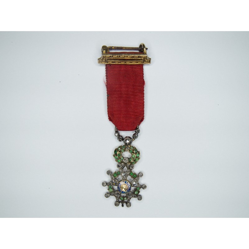 Belle médaille de la légion d’honneur en réduction avec diamant et émeraudes.