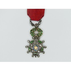 Belle médaille de la légion d’honneur en réduction avec diamant et émeraudes.