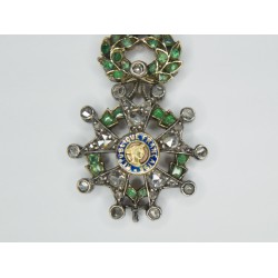 Beautiful medal of the Legion of Honor in reduction with diamond and emeralds.