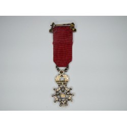 Belle médaille de la légion d’honneur en réduction avec diamant et émeraudes.