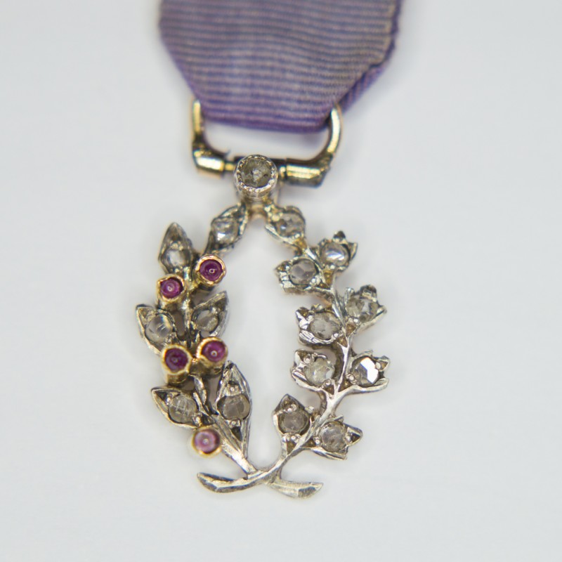 Superbe médaille miniature des palmes académiques ornée de diamants et rubis.