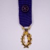 Médaille miniature d'officier des palmes académiques en or, sertie d’un diamant.