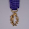 Médaille miniature d'officier des palmes académiques en or, sertie d’un diamant.