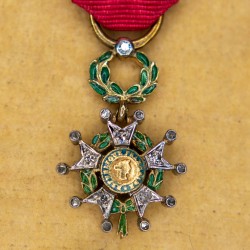 Médaille miniature de la légion d'honneur en or et diamants.