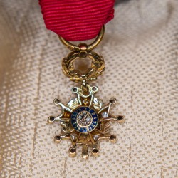 Médaille miniature de la légion d'honneur en or et diamants.