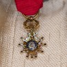 Médaille miniature de la légion d'honneur en or et diamants.