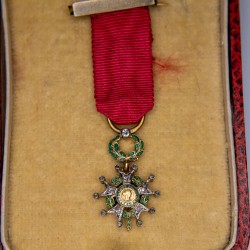 Médaille miniature de la légion d'honneur en or et diamants.