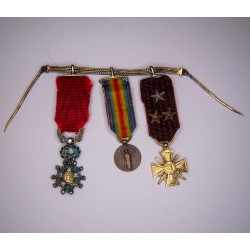 Chainette de médaille miniatures, dont croix de guerre en or.