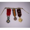 Chainette de médaille miniatures, dont croix de guerre en or.