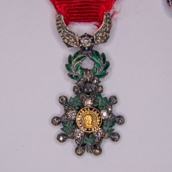 Chainette de médaille miniatures, dont croix de guerre en or.