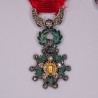 Chainette de médaille miniatures, dont croix de guerre en or.