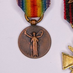 Chainette de médaille miniatures, dont croix de guerre en or.