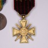 Chainette de médaille miniatures, dont croix de guerre en or.