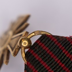 Chainette de médaille miniatures, dont croix de guerre en or.