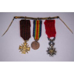 Chainette de médaille miniatures, dont croix de guerre en or.