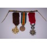 Chainette de médaille miniatures, dont croix de guerre en or.