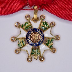 Médaille de la légion d’honneur en or et diamant, avec ruban de dame.