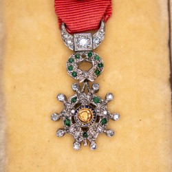 Superbe médaille miniature d’officier de la légion d'honneur en platine avec diamants et émeraudes.