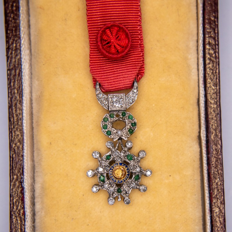 Superbe médaille miniature d’officier de la légion d'honneur en platine avec diamants et émeraudes. Superbe médaille miniature d’officier de la légion d'honneur en platine avec diamants et émeraudes.