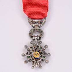 Superb miniature medal of officer of the Legion of Honor in white gold with diamonds and emeralds.