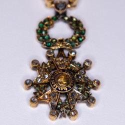 Miniature medal of the Legion of Honour in gold, with diamonds and emeralds.