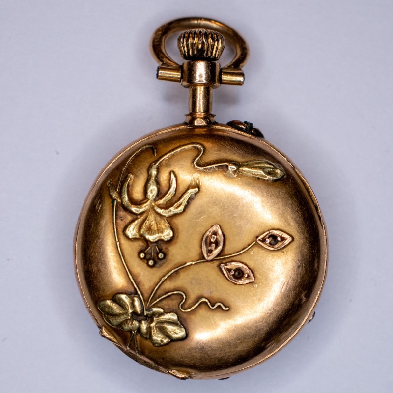 Gold collar watch. Decorated with florets.