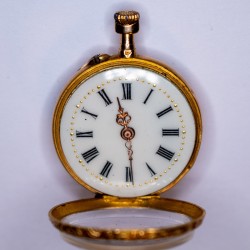 Montre de col en or jaune 18k, cadran à fond blanc, chiffre romains pour les heures, aiguilles filigranées.