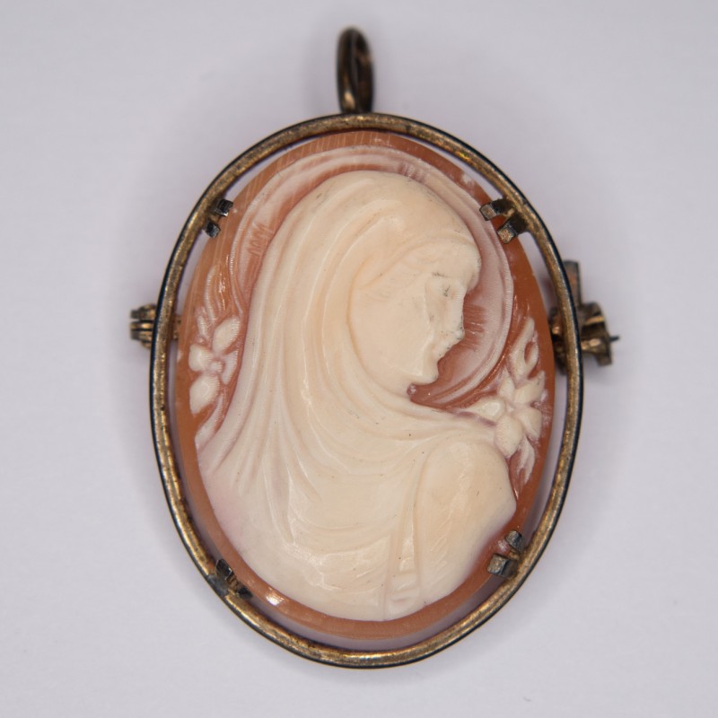 Small cameo pendant / religious brooch representing the virgin.