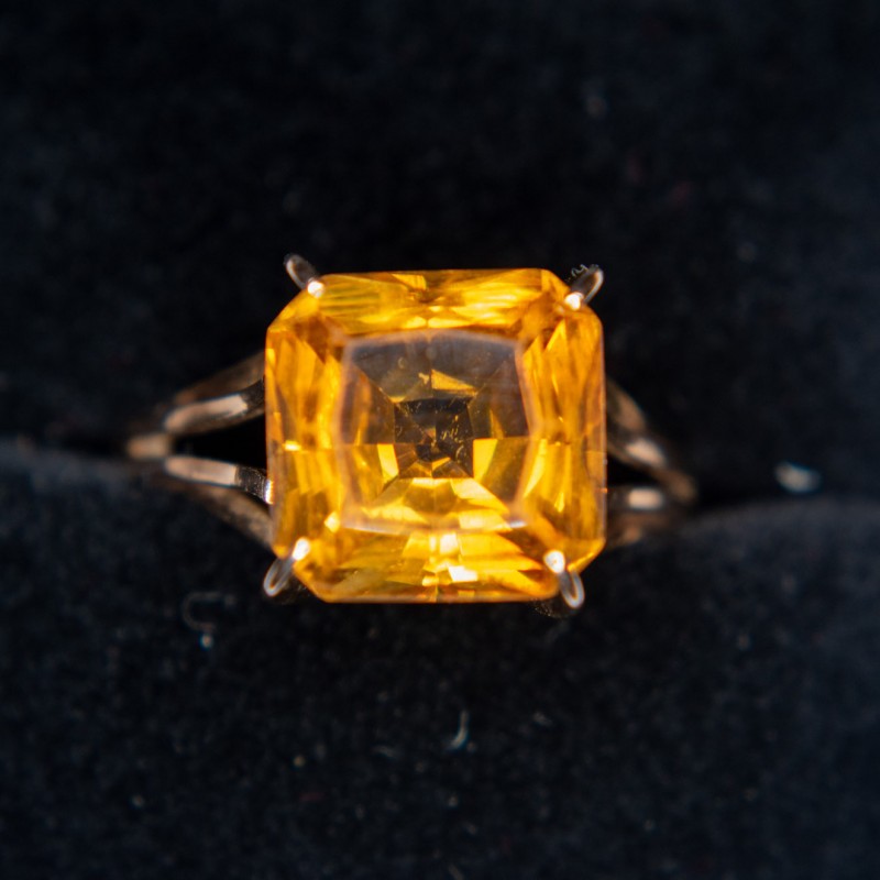 Bague, monture en or jaune (18K) poinçon tête d'aigle ornée d'une citrine.