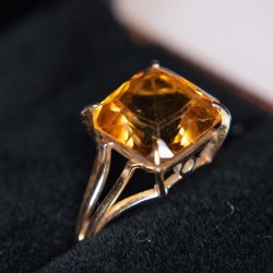 Ring, yellow gold mount (18K) eagle head punch adorned with a citrine.