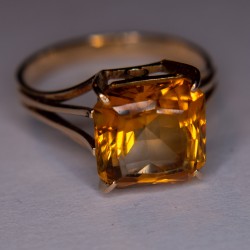 Ring, yellow gold mount (18K) eagle head punch adorned with a citrine.