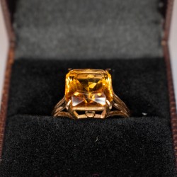 Ring, yellow gold mount (18K) eagle head punch adorned with a citrine.