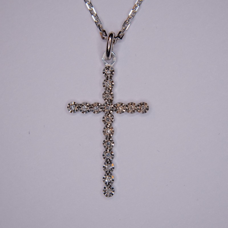 Chaîne et pendentif croix en or gris (18K) poinçon tête d'aigle sertie de petits diamants 8/8.