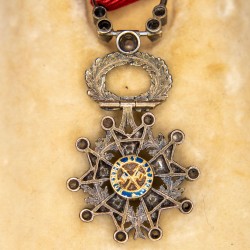 Rare medal of officer of the Legion of Honor in miniature with diamonds.