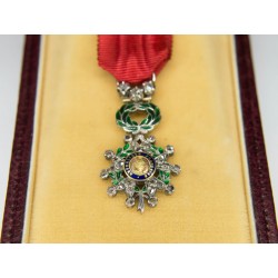 Médaille miniature de la légion d'honneur ornée de diamants, or, argent.  Dans sa boite de la maison G. LEMAITRE