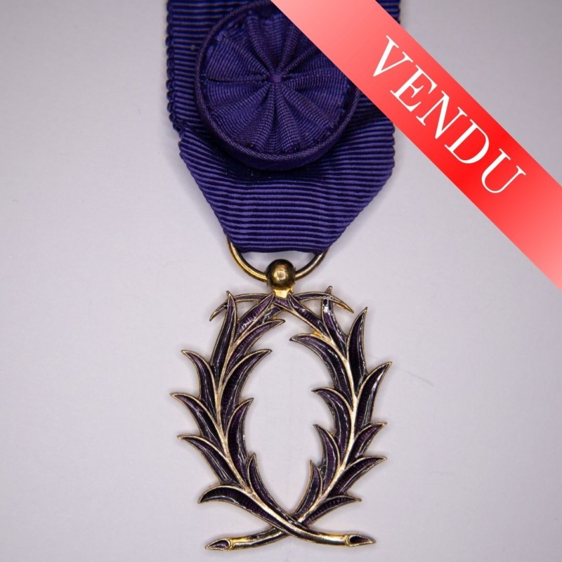 Médaille d’officier de l'ordre des Palmes Académiques.