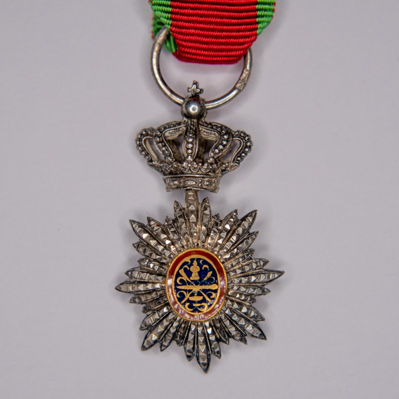 Médaille miniature de l’Ordre Royal du Cambodge, en argent ciselé et émail.